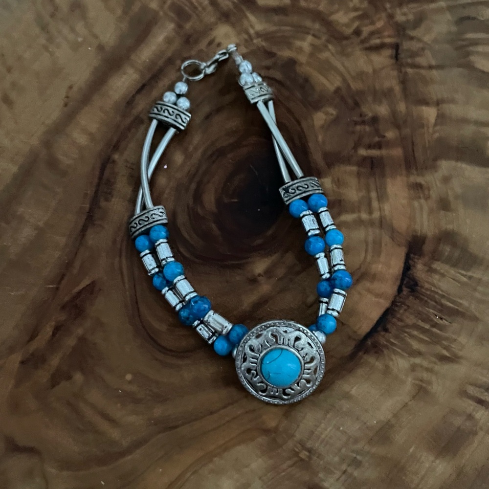 Handcrafted Southwestern Bracelet Turquoise Beaded Silver Tone hook closure NWOT